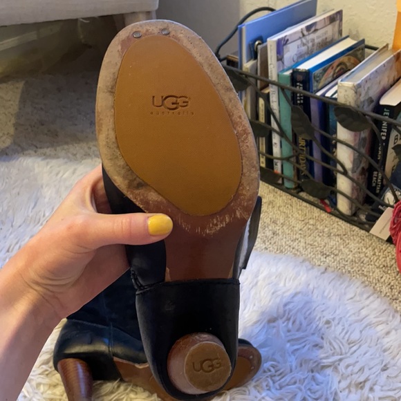 Healed, knee high Ugg boots - Picture 7 of 9